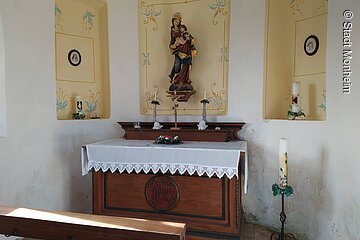 Der Altarbereich in der Kalvarienbergkapelle Wittesheim