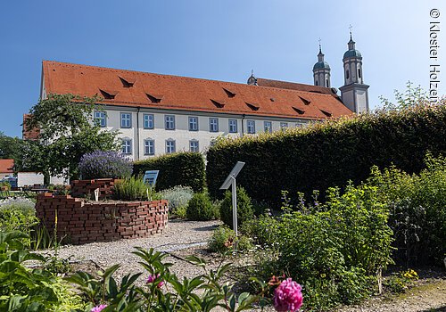 Kloster Holzen vom Kräutergarten