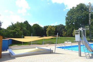Freibad Monheim - Kinderbecken mit Sonnensegel und Rutsche